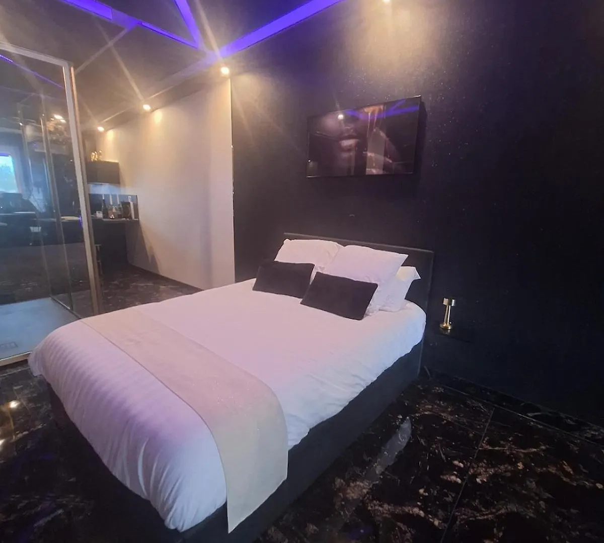 Loveroom Avec Spa Privatif Miniac-Morvan 0*,  Francia